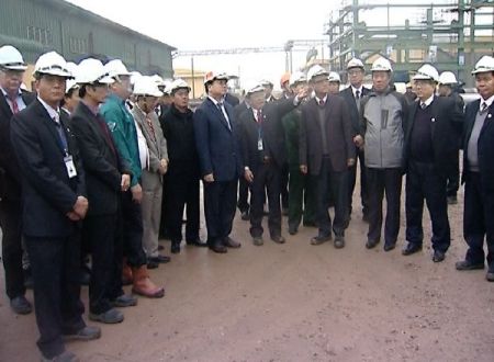 Vize-Premier Hoang Trung Hai besucht den Betrieb Ammoniumnitrat